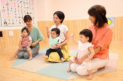 １歳の子供とお母さん